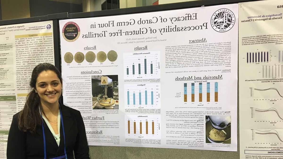 Jane Snelling, 她是伊利诺伊大学和华盛顿州立大学食品科学学院的大四学生, 获得了参加在萨凡纳举行的美国全国谷物化学协会国际会议的旅费, Georgia. 她展示了一幅海报:角豆胚芽面粉在无麸质玉米饼加工中的功效.
